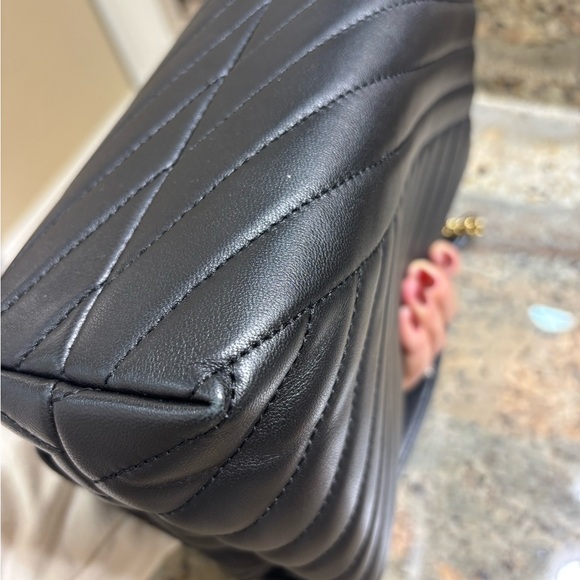 Tory Burch Black and Gold Shoulder Bag with Quilted Design and Chain Strap - Picture 8 of 8